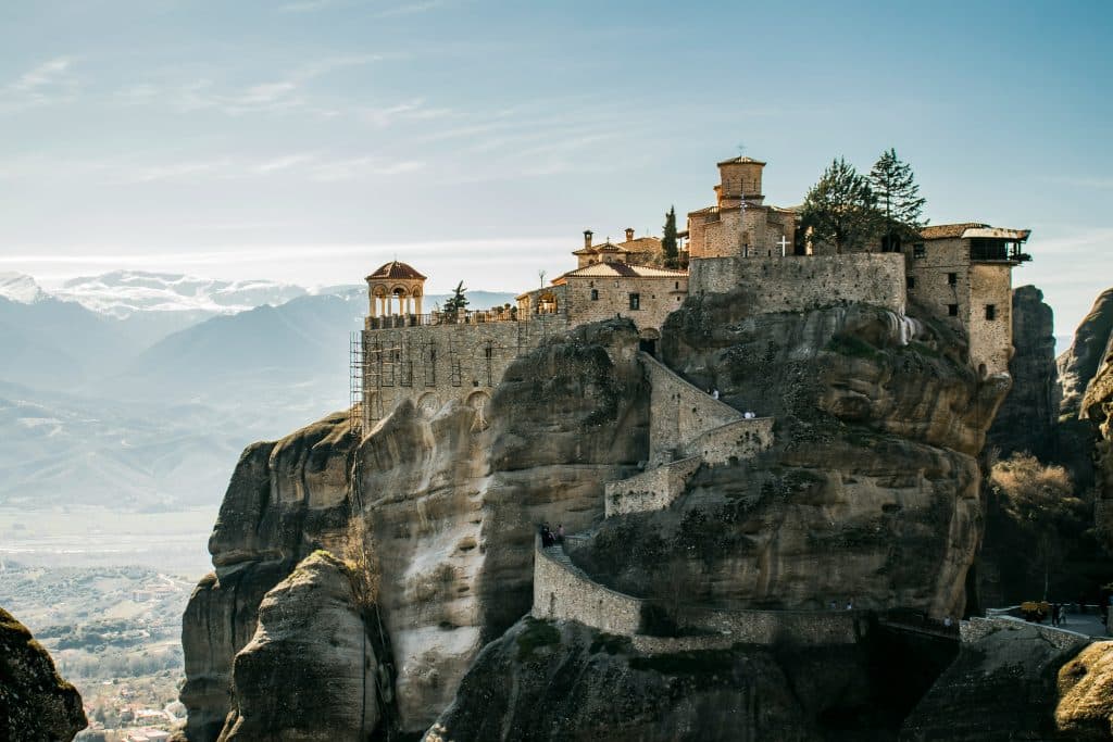 Visite des Météores en Grèce remparts du monastère