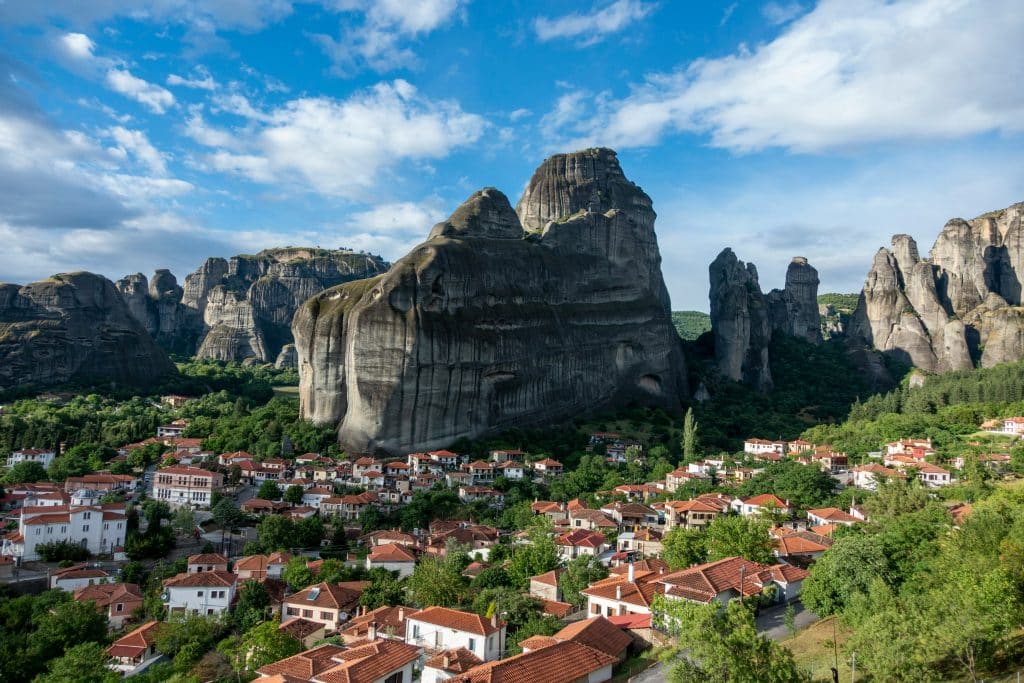 Visite des Météores en Grèce village en contrebas